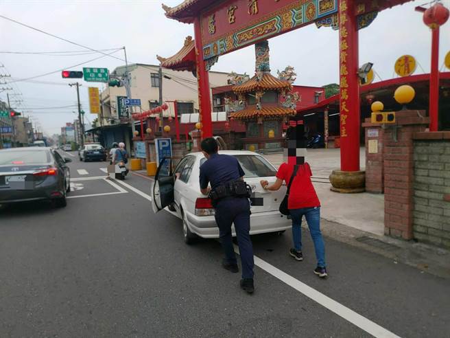 一名楊姓婦女19日開車要去拜拜，豈料車突然卡在路中動不了，八德警方協助車輛脫困。（桃園市政府八德警分局提供，陳夢茹桃園傳真）