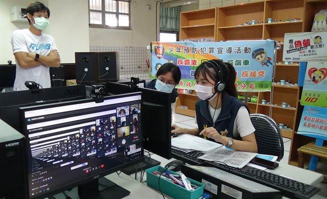 因應暑假期間青少年接觸網路社群時間大幅增加，中市警局霧峰分局以網路視訊，並以有獎徵答互動方式與青少年分享常見的毒品、詐欺、賭博及兒少性剝削的案例。（霧峰分局提供／黃國峰台中傳真）