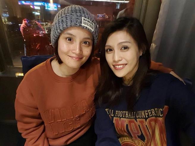 马晓安（左）感谢夏宇童经常给予关心及建议。（奥汀集团提供）