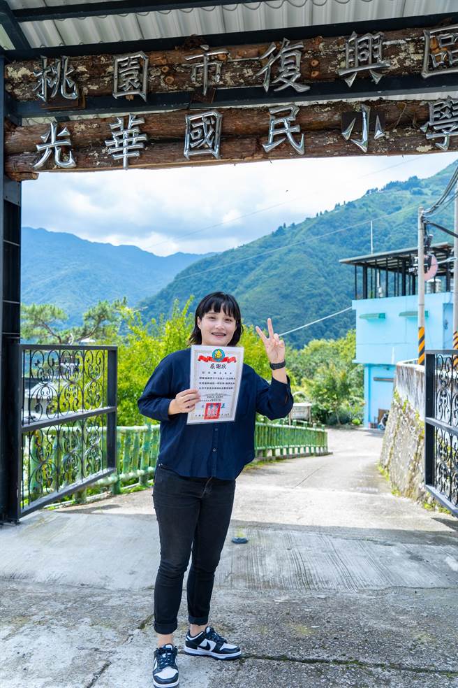 马晓安回国小母校做公益获感谢状。（奥汀集团提供）