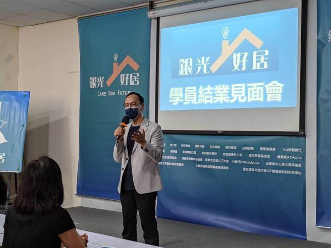 國民黨主席參選人朱立倫今出席銀光好居學員結業見面會。(朱真楷攝)