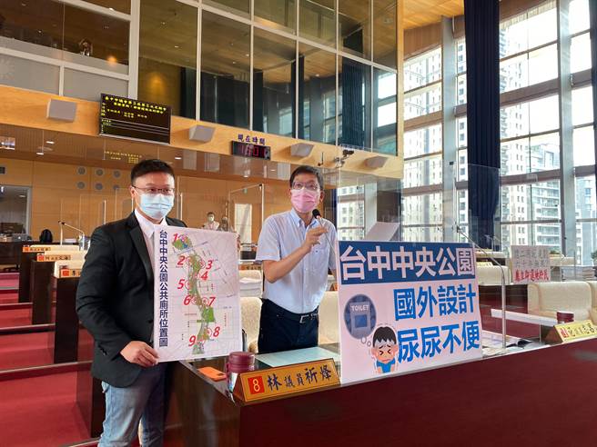 台中市议员林祈烽、施志昌在质询时表示，中央公园吸引很多民眾带长者和小朋友到园区游玩时，因厕所地点太远而发生临时找不到厕所的窘况。（卢金足摄）