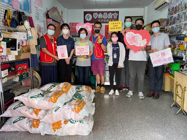 台中港务分公司同仁办理爱心米捐赠活动，主任秘书张纹英（左二）率队捐赠予华山社会福利慈善事业基金会梧栖天使站。（台中港务分公司提供／陈淑娥台中传真）