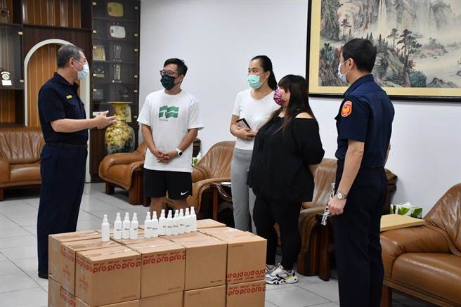 嘉义县妈爸宝贝育儿发展协会与嘉义县文化基金会合力捐赠千瓶酒精随身瓶给嘉义县警察局，由局长廖训诚、副局长许健基等人代表受赠。（嘉县警局提供／张亦惠嘉县传真）