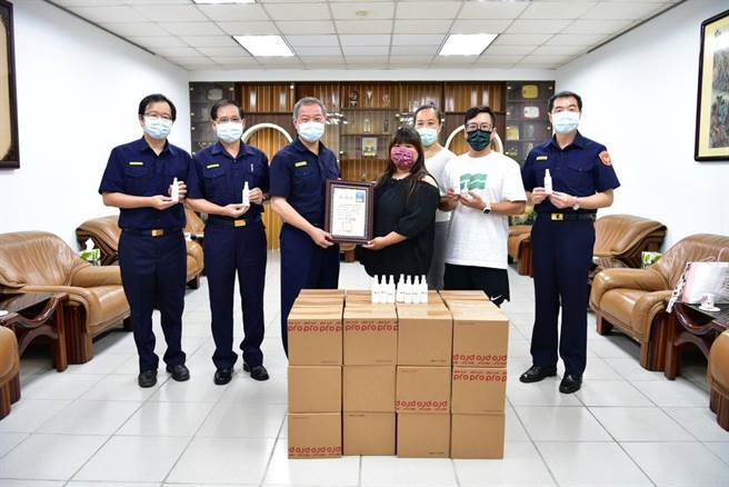 嘉义县妈爸宝贝育儿发展协会与嘉义县文化基金会合力捐赠千瓶酒精随身瓶给嘉义县警察局，由局长廖训诚、副局长许健基等人代表受赠。（嘉县警局提供／张亦惠嘉县传真）