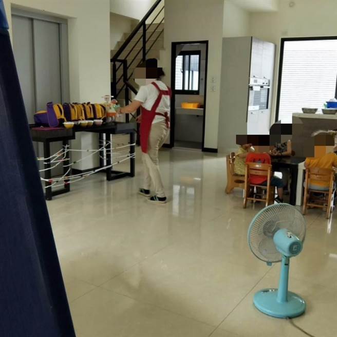 疑似无空调的民宅，仅几支风扇，让学童热到满头大汗。（摘自《靠北幼稚园》）