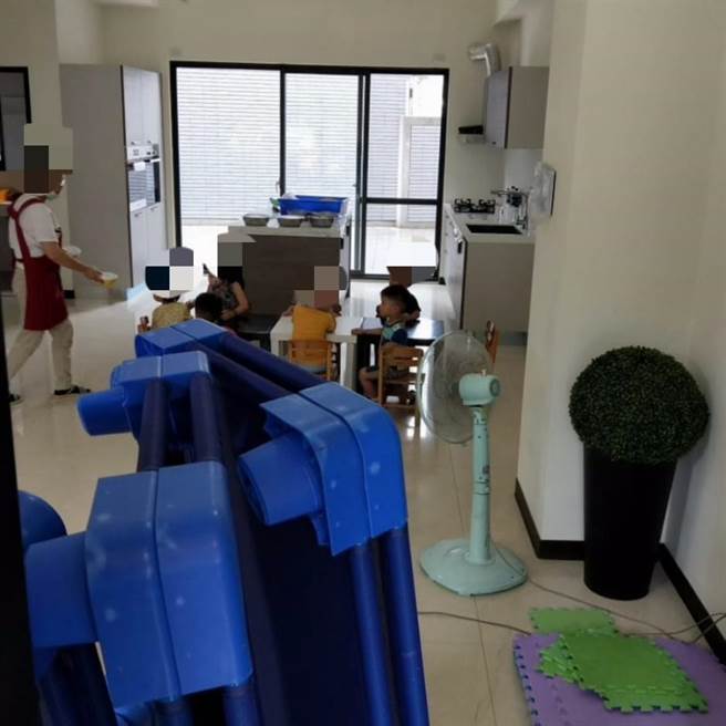 正在装潢的私人住宅，不时还有工人进出，孩子们在1楼，工人在2楼敲敲打打。（摘自《靠北幼稚园》）