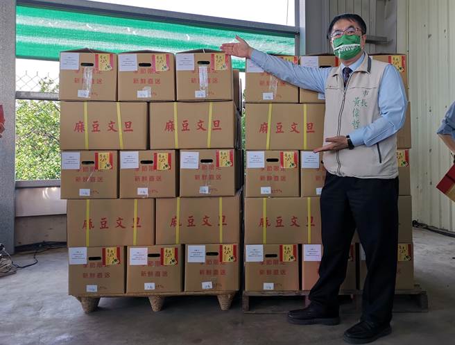 台南麻豆清泉果园20日10.2公吨文旦将封柜销往新加坡最大连锁超市。（刘秀芬摄）