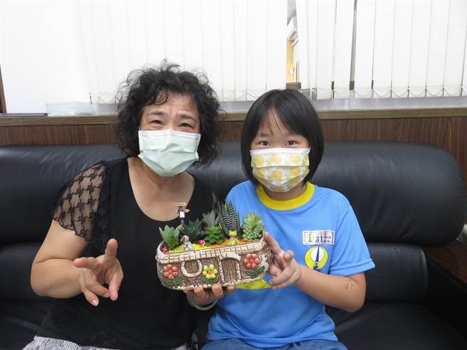 梧栖区户政事务所以「同乐57  环绕幸福」为主题，举办祖父母节线上及实体活动。（梧栖户政事务所提供／陈淑娥台中传真）