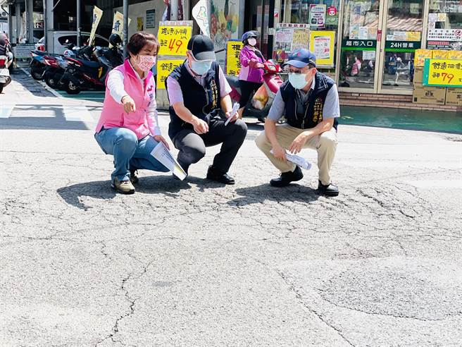 台中市大雅区中清东路长达10年未全段刨铺，AC路面形成鱷鱼皮状龟裂。（王文吉摄）