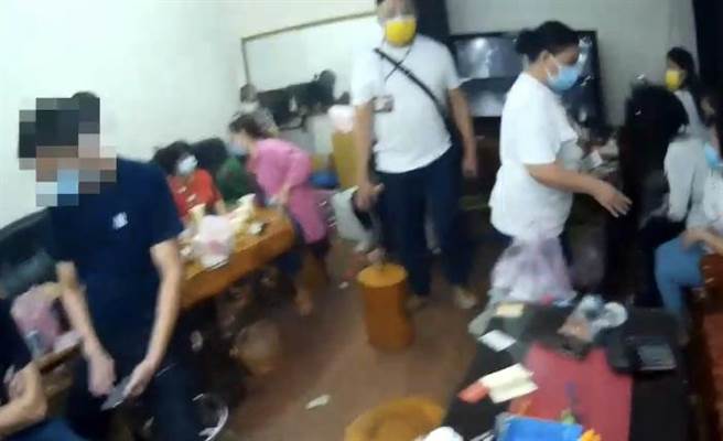 杨梅大型赌场内空间狭小，负责人、员工以及赌客共计64人仍聚集比邻而坐，违反室内超过50人的防疫规定。（杨梅分局提供／萧灵玺桃园传真）