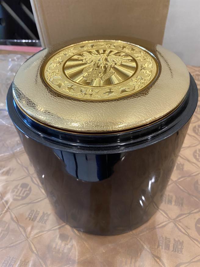嘉义情侣诓骗买卖殡葬商品，图为骨灰罐示意图，非涉本案物品。（廖素慧摄）