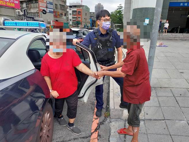 新北市中和区74岁陈姓妇人日前出门坐车到板桥买菜迷途，警方协助返家。（海山警分局提供）