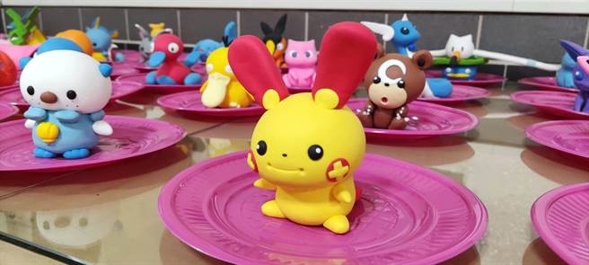 树林镇南宫中元普渡有别于一般宫庙习俗，在「看牲」的仪式中，以120组宝可梦造型的捏麵人取代传统的蔬果雕、麵塑，吸引大小朋友参与普渡。（蔡雯如摄）