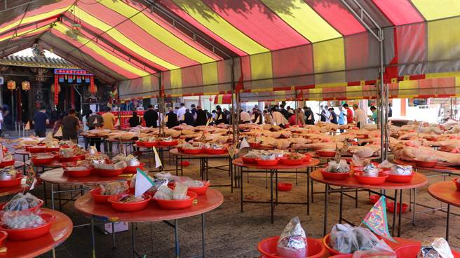 学甲慈济宫中元普渡大拜拜因疫情比去年减少304桌。（刘秀芬摄）