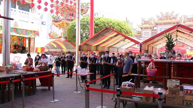 学甲慈济宫中元普渡，董事长王文宗率领董监事率信徒祭拜。（刘秀芬摄）