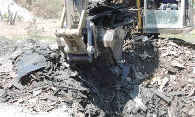 检警调破获田寮区遭恶意弃置废弃物， 何嫌20万交保。(警方提供／林雅惠高雄传真)
