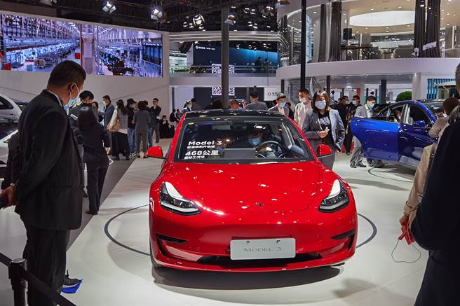 中國頒布新規要求重要汽車數據應在境內存儲，若因業務需向境外提供，應落實安全評估制度。圖為中國特斯拉汽車展出。（圖／中新社）