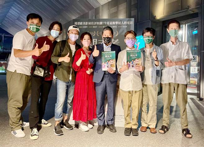 文化部长李永得（中）19日出席《期末考》台北首映。（海鹏影业提供）
