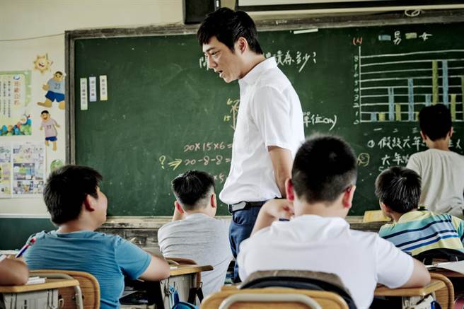 蓝苇华在《期末考》中饰演代课老师林立宏。（海鹏影业提供）