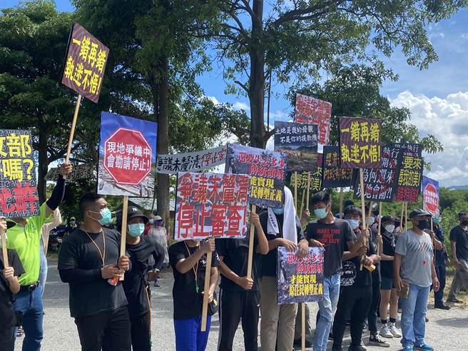 台东县府3年前在卑南族卡大地布部落传统领域的知本溼地规画光电厂，内政部区域计画委员会20日到审查场用地变更，现场出现正反两方意见。（蔡旻妤摄）