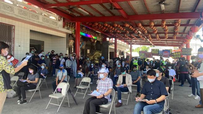 台东县府3年前在卑南族卡大地布部落传统领域的知本溼地规画光电厂，内政部区域计画委员会20日到审查场用地变更，现场出现正反两方意见。（蔡旻妤摄）