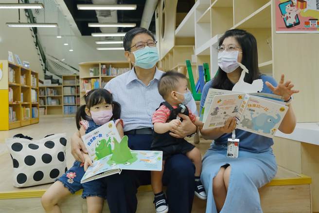 新竹縣文化局今年度「悅讀開心‧閱讀起步走」即日起正式開跑，推廣親子閱讀。（莊旻靜攝）