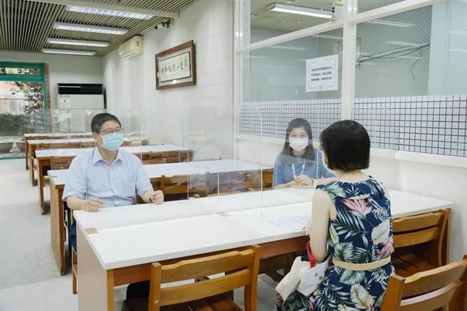 新竹縣文化局自修室暫時未開放，不過已經設置好隔板。（莊旻靜攝）