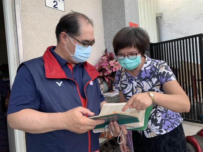 新城國小校長黃麗花今下午特地帶來「金牌教練」獎座，向林敬能傑出校友致敬。（王志偉攝）