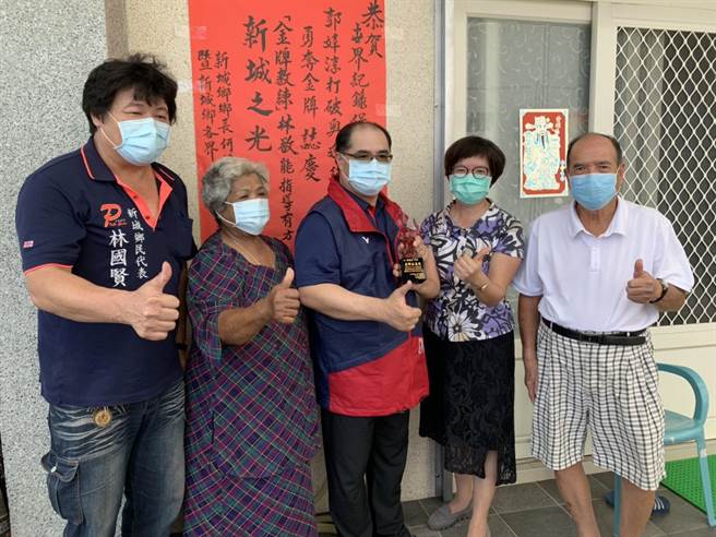 新城國小校長黃麗花訪林敬能教練，林的父母與同學鄉代林國賢合影。（王志偉攝）