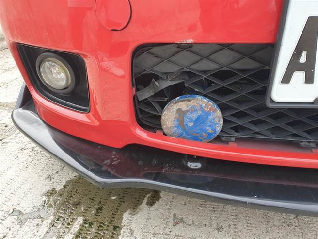 1位民眾19日早上行驶在国道1号南下73公里处，，遭到前方多个散落物高速砸中轿车，他之后下车查看发现竟是1个巨大的螺丝。（翻摄自脸书「爆料公社公开版」）