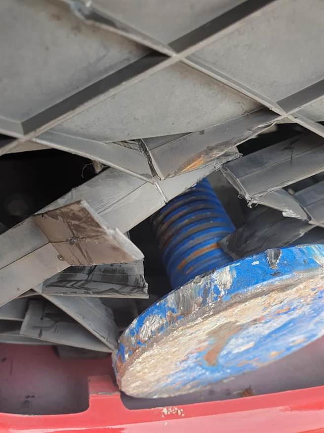 1位民眾19日早上行驶在国道1号南下73公里处，，遭到前方多个散落物高速砸中轿车，他之后下车查看发现竟是1个巨大的螺丝。（翻摄自脸书「爆料公社公开版」）