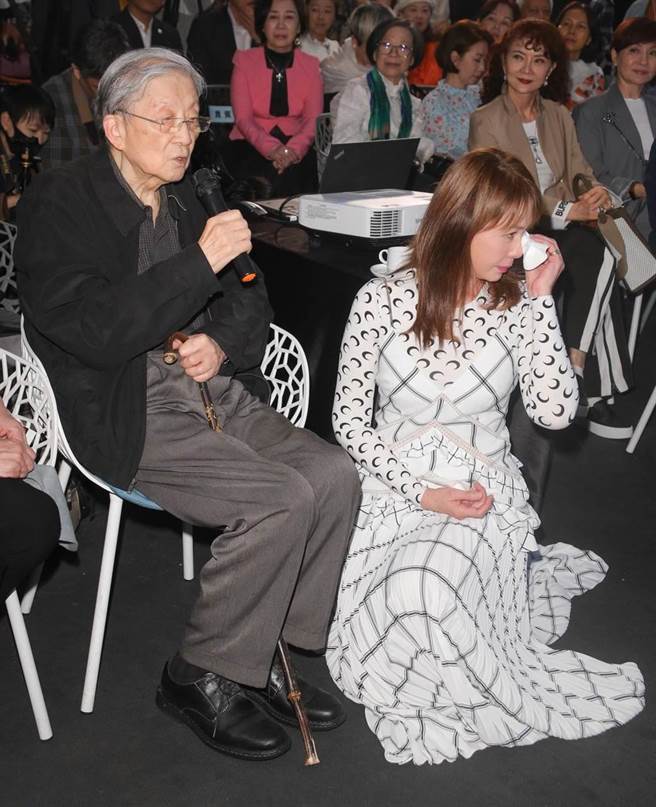 周丹薇去年办展时，听导演李行的鼓励感动拭泪。（吴松翰摄）