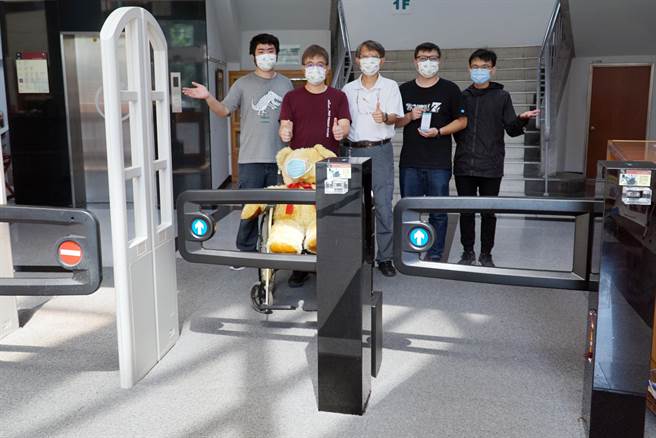 大叶大学资讯工程学系硕士生开发出智慧化门禁系统，不仅能减少接触、更方便，对身障者要进入图书馆也更友善。（大叶大学提供／谢琼云彰化传真）
