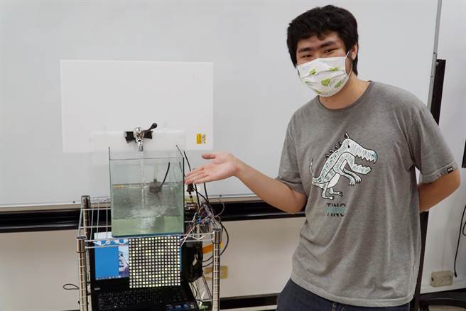大叶大学资工系硕士生陈圣勋，用心开发出「微笑喷泉：智慧水龙楼」 （大叶大学提供／谢琼云彰化传真）