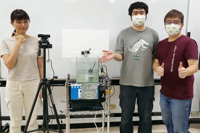 大叶大学图书馆张顾耀馆长(右)指导资工系硕士生陈圣勋(中)研发智慧水龙头，要侦测便是倒人脸微笑表情才会自动给水，还搭配有灯光闪烁、播放音乐等。（大叶大学提供／谢琼云彰化传真）