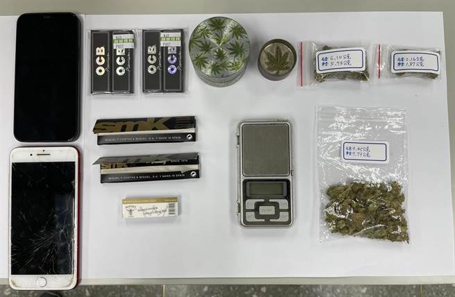 警方查扣到3包大麻毒品、研磨器、捲菸紙、濾嘴紙、電子磅秤及手機等贓證物。（翻攝照片／林郁平台北傳真）