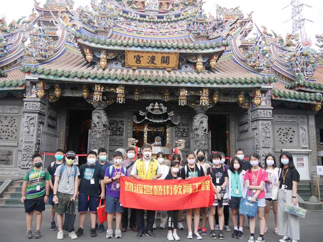 中国时报、关渡宫和台北市立大学视觉艺术系共同主办的「关渡宫艺术教育工程－大师系列夏令营」在8月17日举行。（吴灯载摄）
