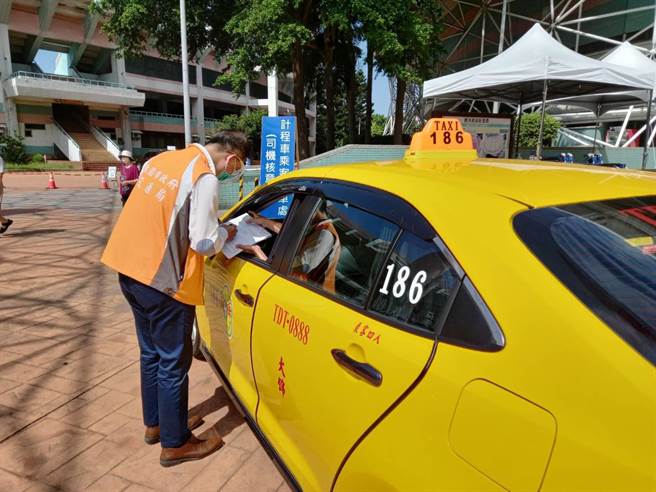 桃园市有2320辆疫苗接种爱心计程车，23日29日间，65岁以上长者可免费预约爱心计程车。（桃园市交通局提供／陈梦茹桃园传真）
