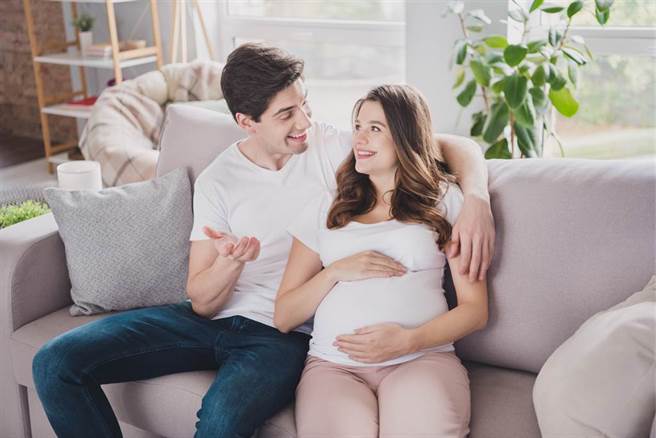 有些男生外表看似很大男人，但私底下他們其實很尊重妻子，是最佳老公人選。(示意圖/達志影像)