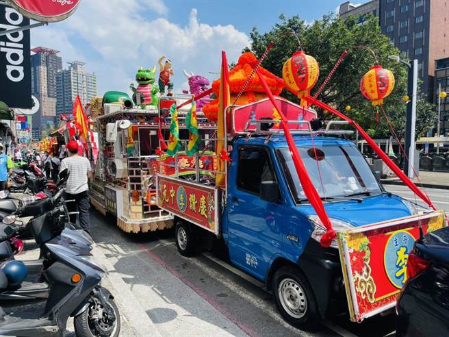 基隆中元祭傳承167年，20日下午舉辦迎斗燈遶境遊行。（張穎齊攝）