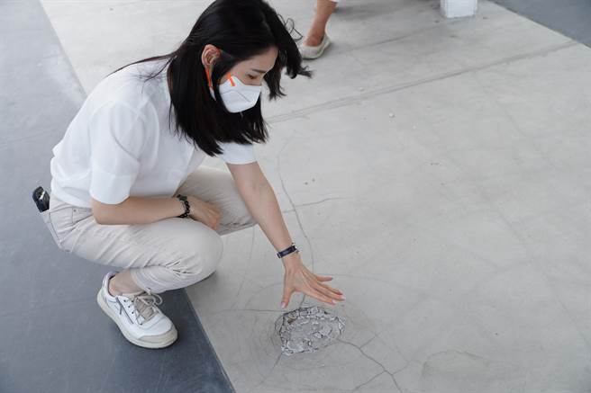 台北表演藝術中心即將在今年底完工，卻遭北市議員鍾佩玲踢爆，銜接一樓廣場的人行道多處龜裂，還有許多坑洞。（鍾佩玲提供／張穎齊台北傳真）