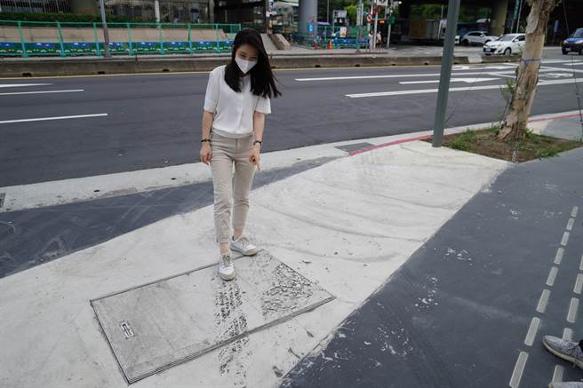 台北表演藝術中心即將在今年底完工，卻遭北市議員鍾佩玲踢爆，銜接一樓廣場的人行道多處龜裂，還有許多坑洞。（鍾佩玲提供／張穎齊台北傳真）