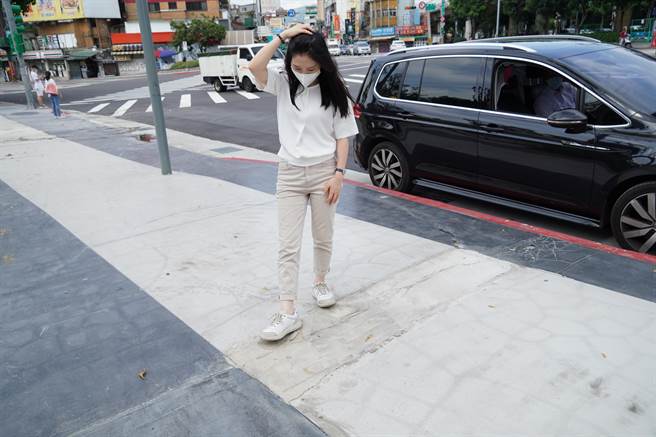 台北表演藝術中心即將在今年底完工，卻遭北市議員鍾佩玲踢爆，銜接一樓廣場的人行道多處龜裂，還有許多坑洞。（鍾佩玲提供／張穎齊台北傳真）