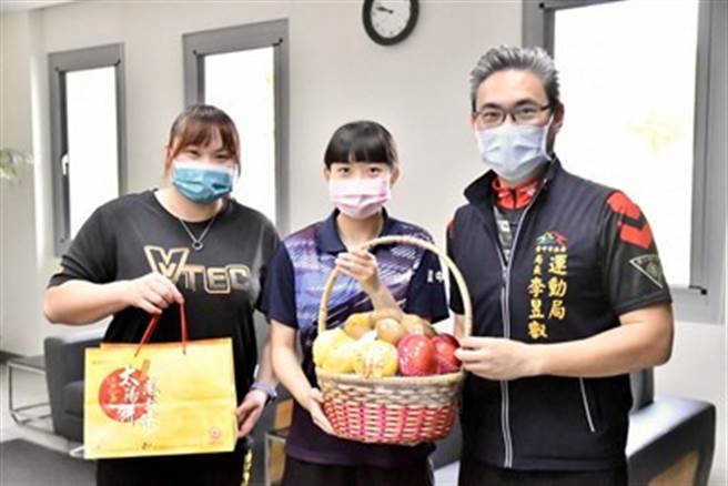 运动局长李昱叡代表卢秀燕市长南下国家训练中心，为选手与教练加油打气。(台中市运动局提供)