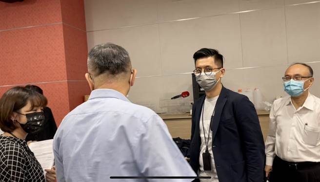 台北市长柯文哲新髮型（后脑勺）。（张颖齐摄）