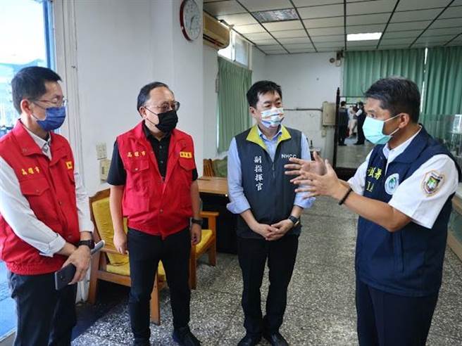 中央流行疫情指揮中心副指揮官陳宗彥20日視察高雄港區。（摘自史哲臉書）