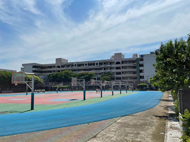 中小學開學倒數11天，新北市內不少國中仍持續甄試生活科技、資訊科技等代課代理老師。 （葉書宏攝）