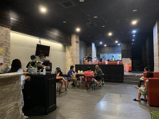 小吃店内座位区均未设置隔板或其他防疫设施，酒客亦未落实实名制登记，现场查获阵姓负责人、店员及酒客共14人。（台中市警第二分局提供／张妍溱台中传真）