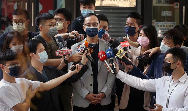 前新北市長朱立倫（左）20日表示，黨主席扮演的是總教練的角色，推出最強候選人是必要的責任。（范揚光攝）